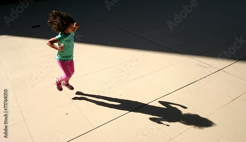 Niña saltando