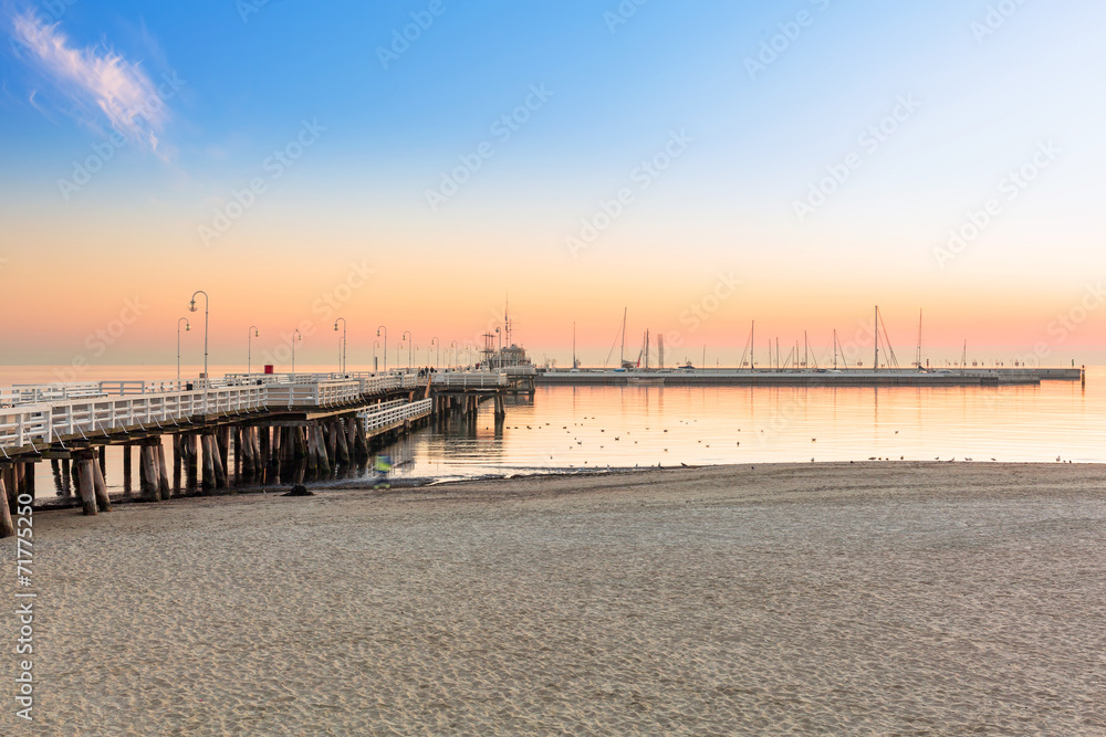 Obraz premium Sunrise at Baltic sea in Sopot, Poland