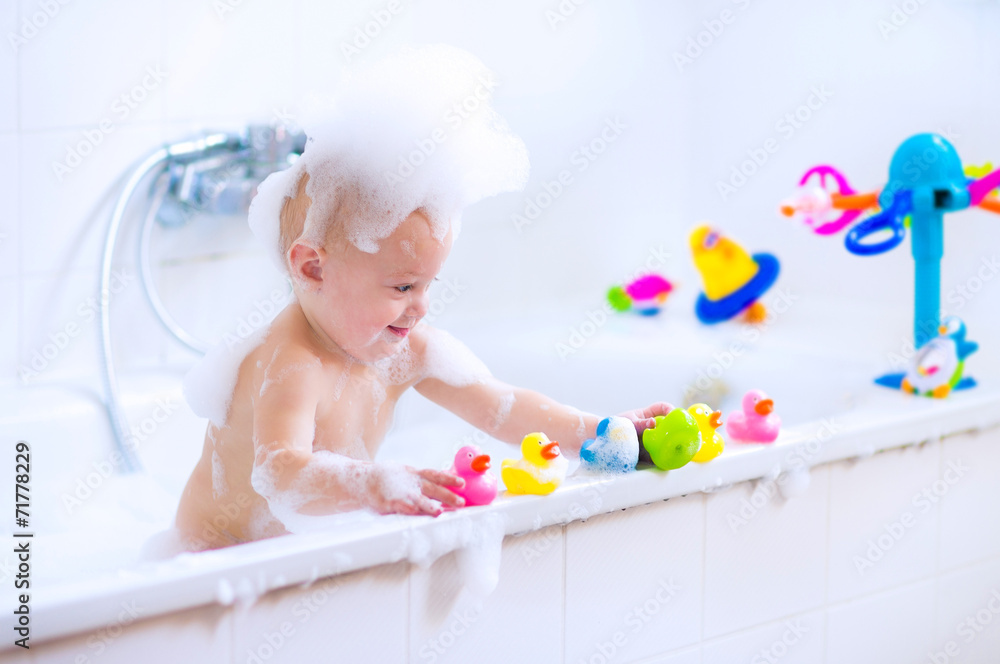 Funny baby in bath - obrazy, fototapety, plakaty 