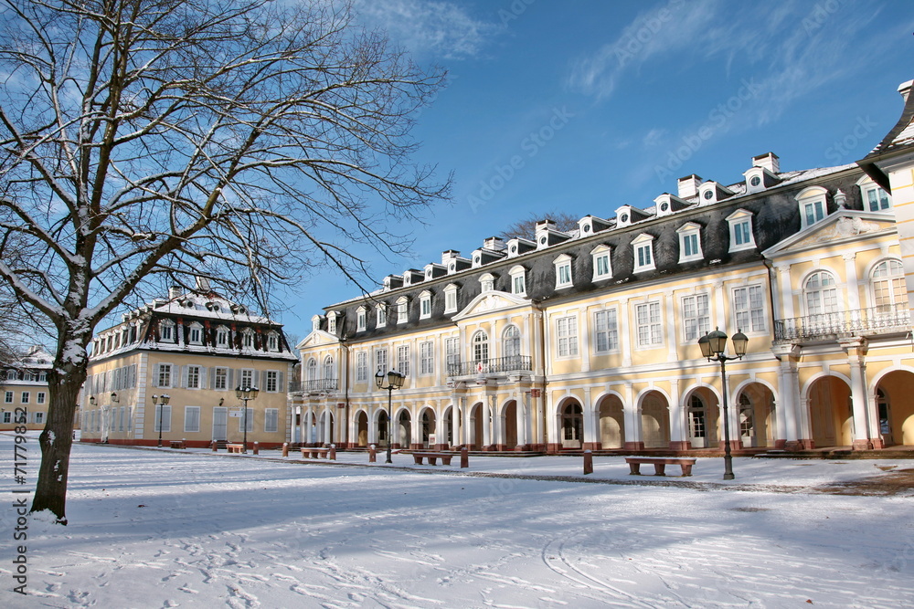 Kurgebäude im Staatspark Wilhelmsbad im Winter