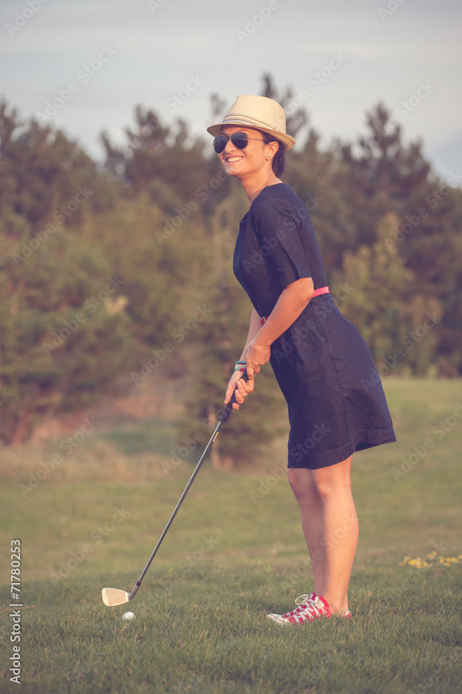 young woman, amateur, playing golf
