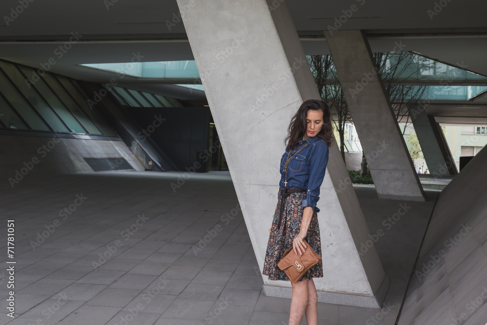 Obraz premium Pretty girl posing in the city streets