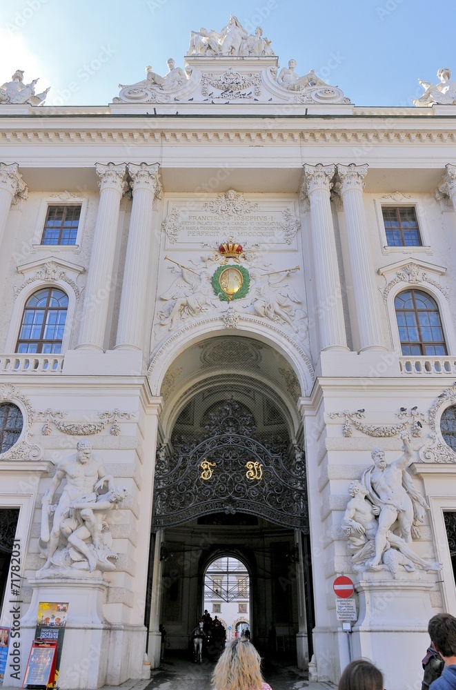 Fototapeta premium Wien alte Hofburg Eingang, Durchgang zum Ring; Österreich