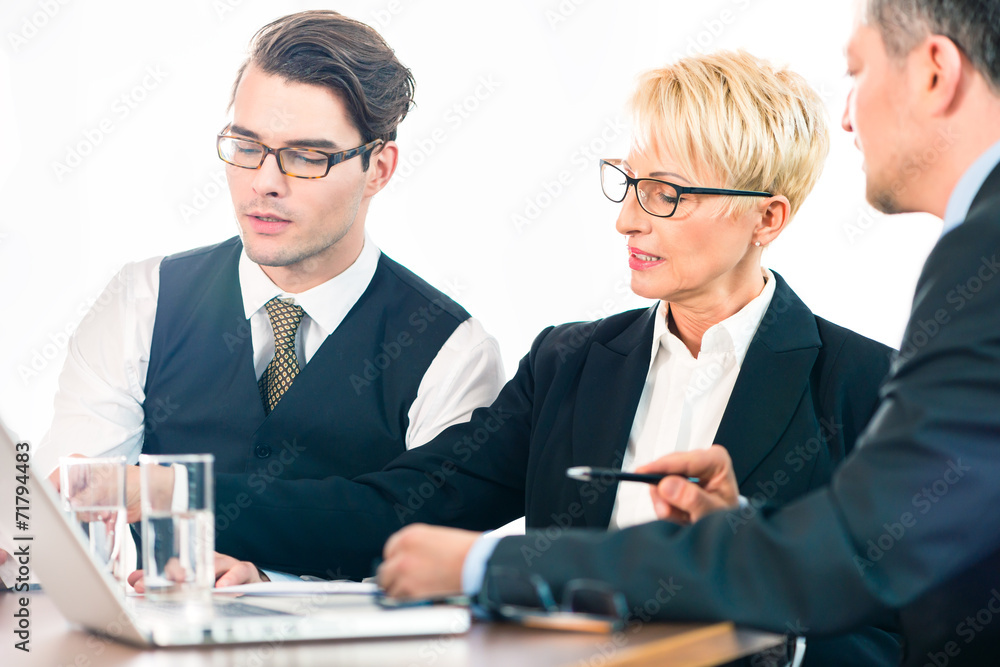 Fototapeta premium Business - Meeting oder Besprechung in einem Büro