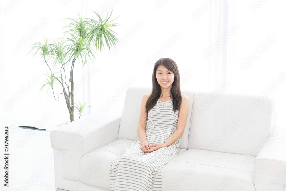 部屋でリラックスする女性 部屋でリラックスする女性