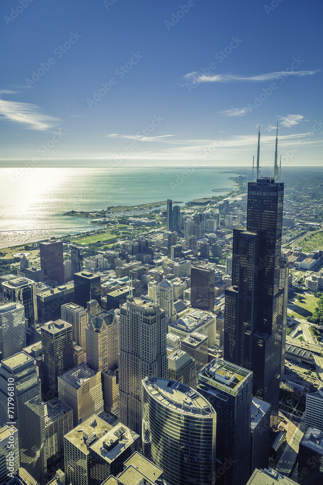Obraz premium Wschód słońca nad Chicago finansowych widok z lotu ptaka