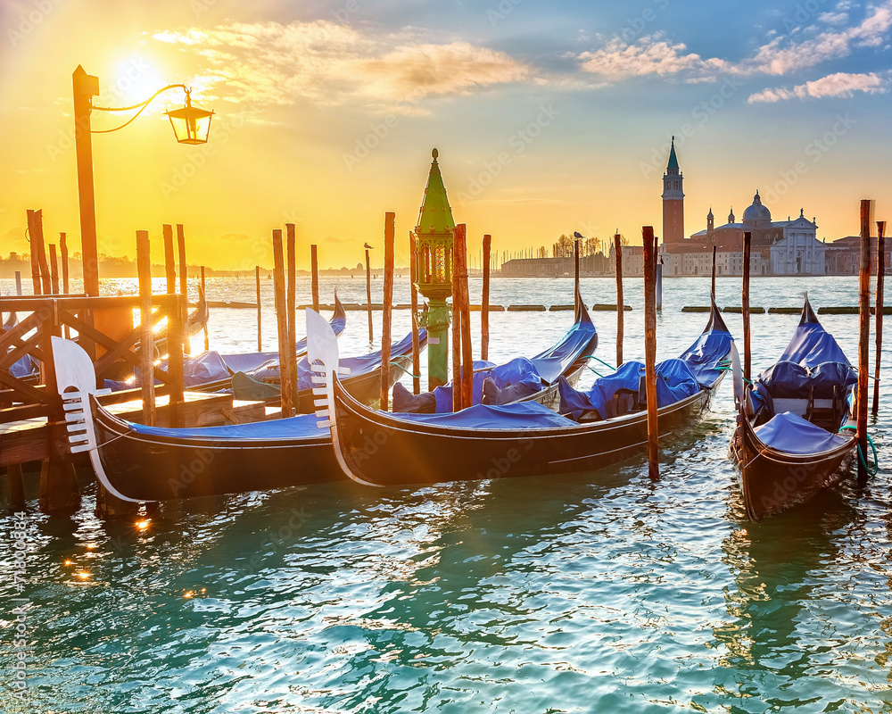 Fototapeta premium Weneckie gondole o wschodzie słońca