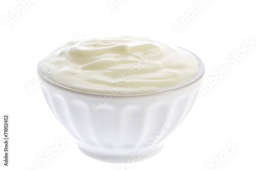 Weiße Schale mit Joghurt isoliert auf weißem Hintergrund