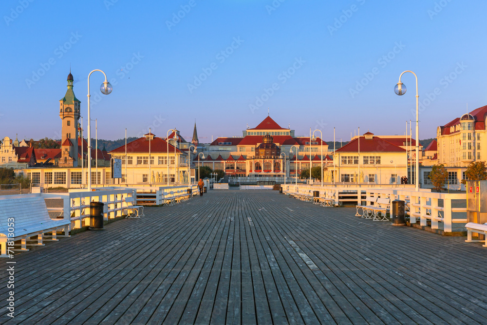 Fototapeta premium Wschód słońca nad Morzem Bałtyckim w Sopocie