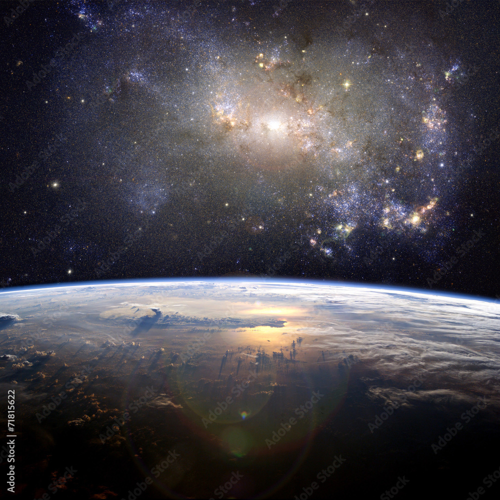 Fototapeta premium Piękna mgławica (nieregularna galaktyka, NGC 4449) nad Ziemią