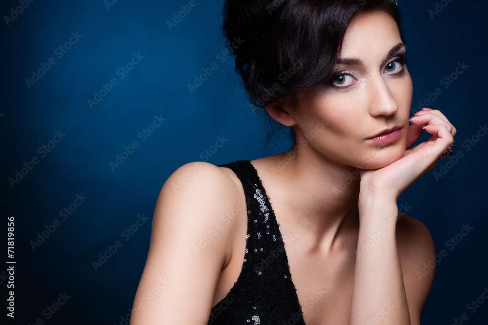 Naklejka premium Portrait of beautiful brunette woman in black dress.
