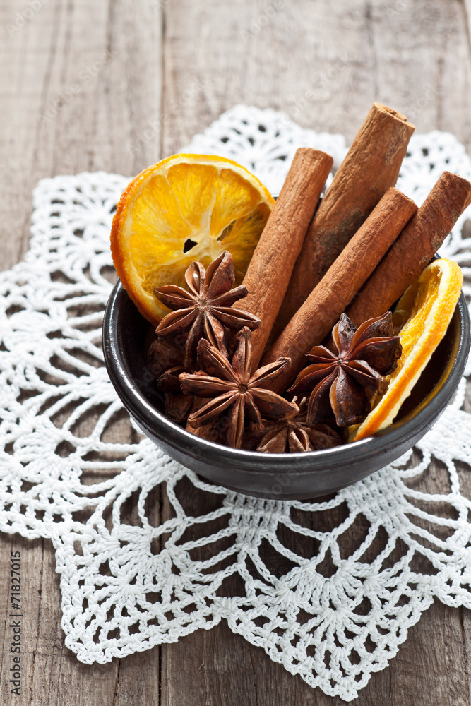 Fototapeta premium Weihnachtliche Gewürze