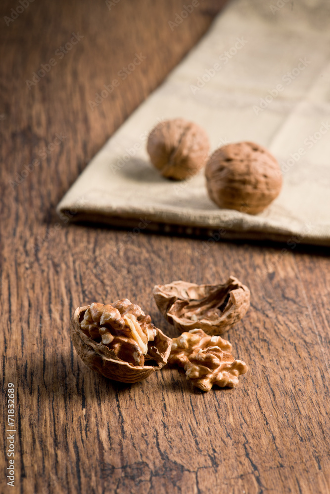 Obraz premium Walnuts with cotton cloth