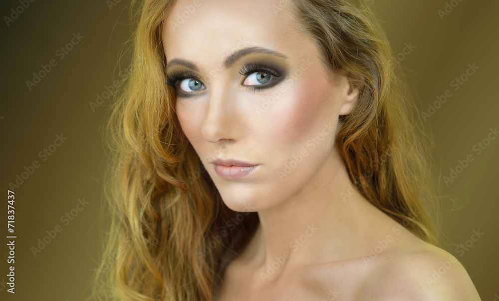Fototapeta premium Gold eye makeup