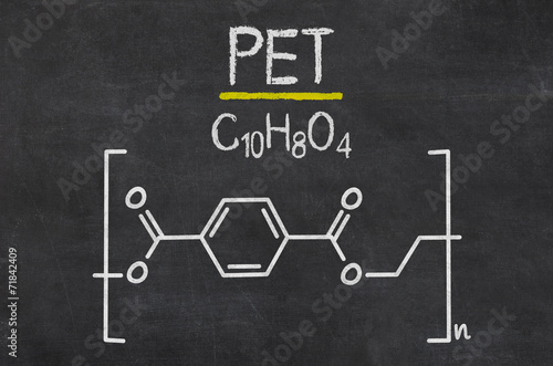 Schiefertafel mit der chemischen Formel von PET