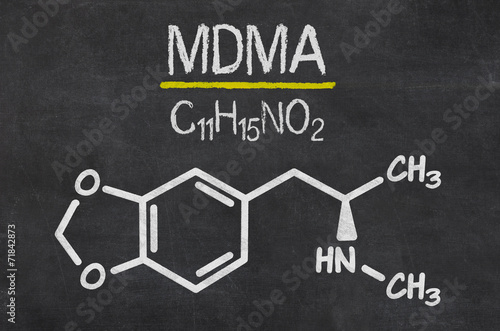 Schiefertafel mit der chemischen Formel von MDMA