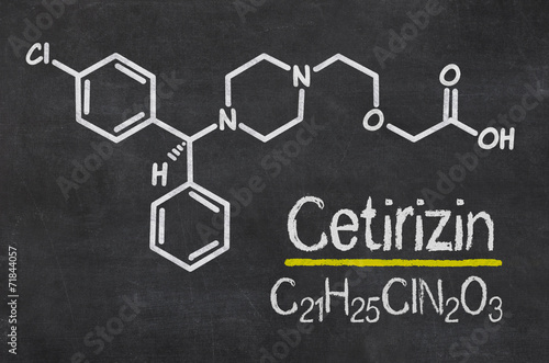Schiefertafel mit der chemischen Formel von Cetirizin