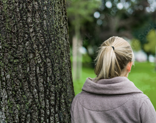 Konstfotografi Nachdenkliche junge Frau von hinten