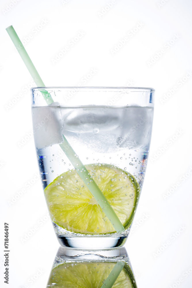 Wasserglas und Limette Wasserglas und Limette