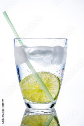 Wasserglas und Limette