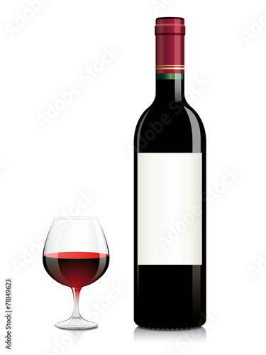 Bouteille et verre de vin rouge