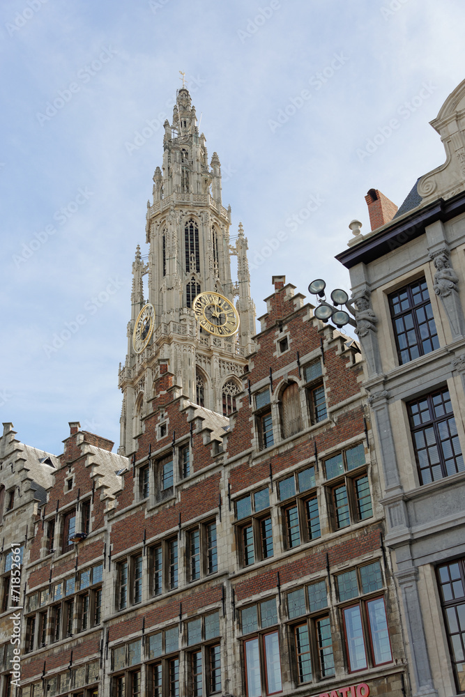 Belgische Häuser vor Kirchturm in Antwerpen