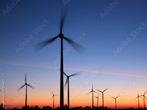 Windräder in der Dämmerung