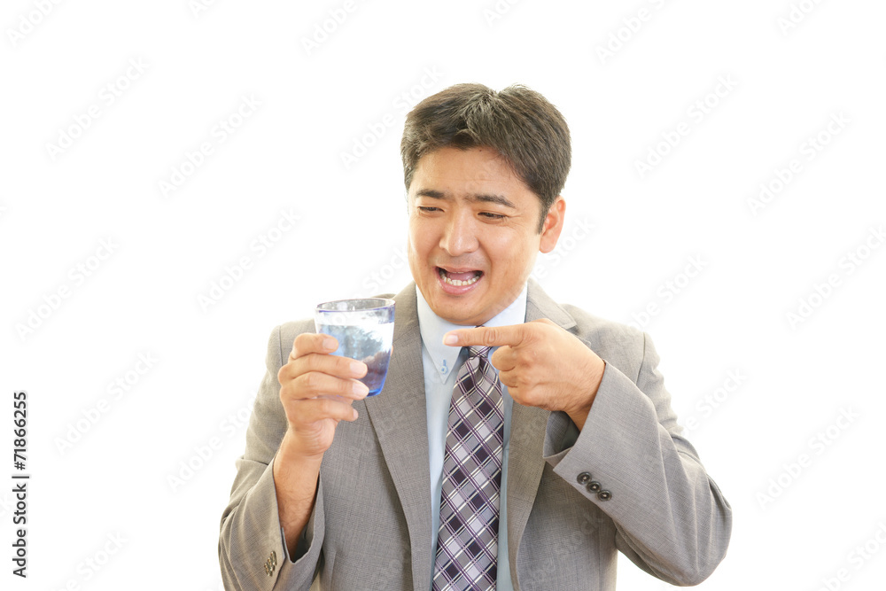 水を飲む笑顔のビジネスマン