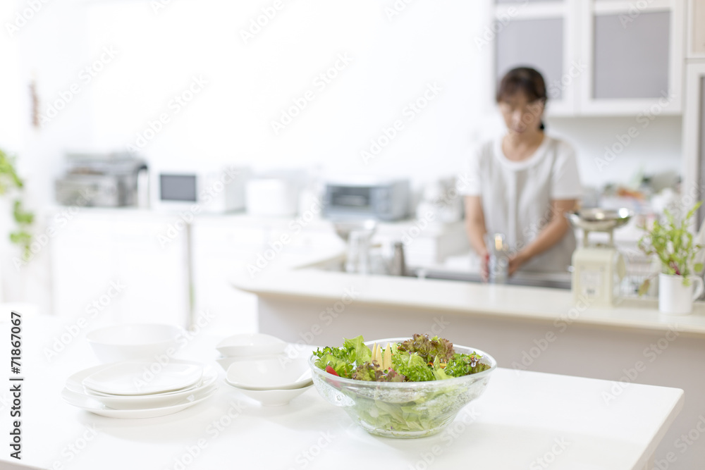 キッチンのサラダと主婦