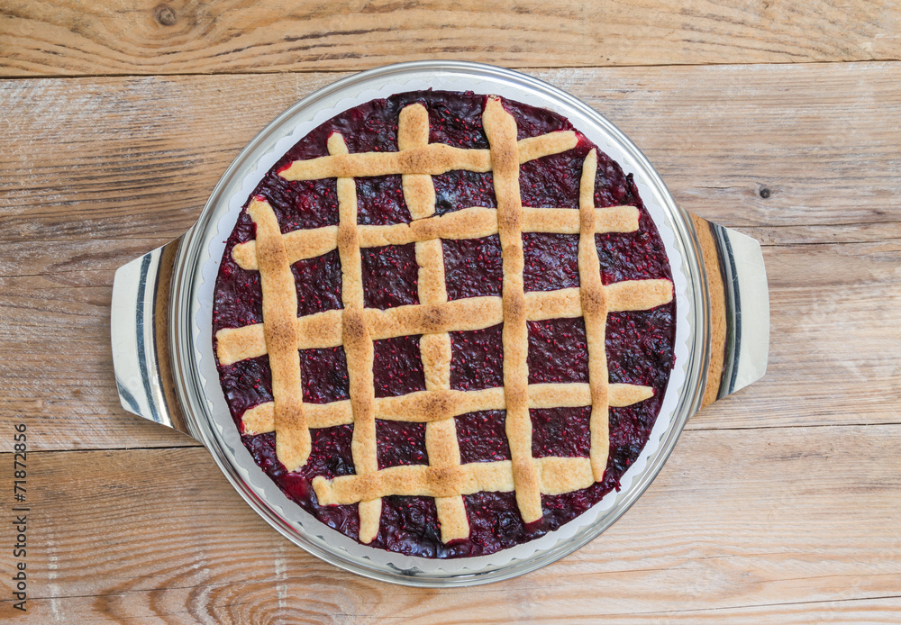 Gitterkuchen mit Waldbeeren auf rustikal Holzbrett Gitterkuchen mit Waldbeeren auf rustikal Holzbrett