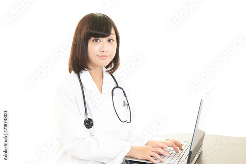 パソコンで仕事中の女医