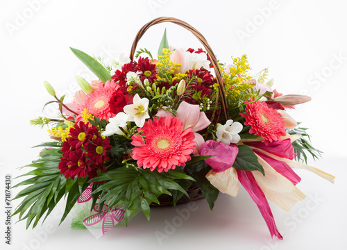 Fototapeta Naklejka Na Ścianę i Meble -  Floral arrangement in a basket