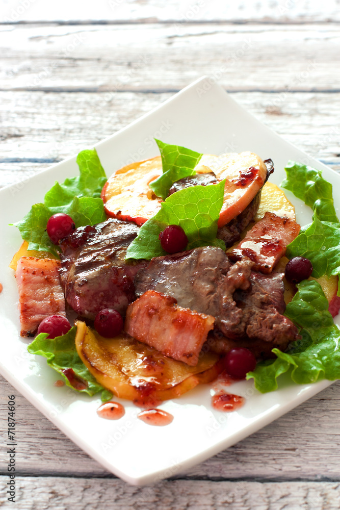Salad with chicken livers, apples, bacon and lettuce
