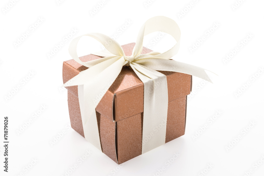 Obraz premium Gold gift box isolated on white background