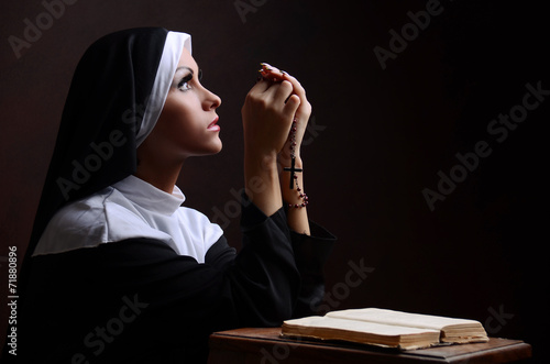 Konstfotografi Young attractive nun praying