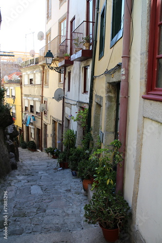 Fototapeta Naklejka Na Ścianę i Meble -  Narrow street in historical part of Porto, Portugal