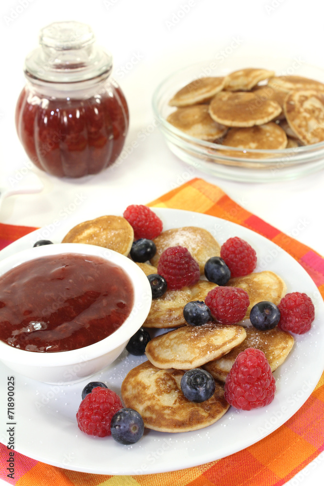 Poffertjes mit Beeren und Gelee Poffertjes mit Beeren und Gelee