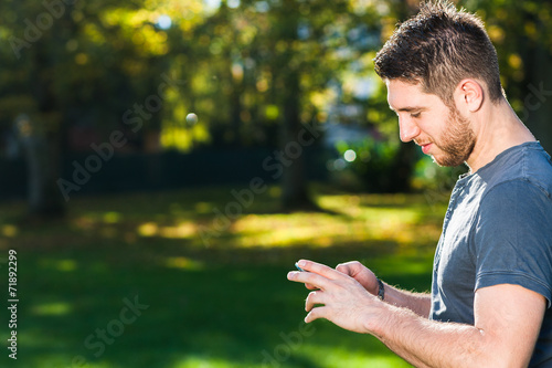 Mann im Park mit Smartphone
