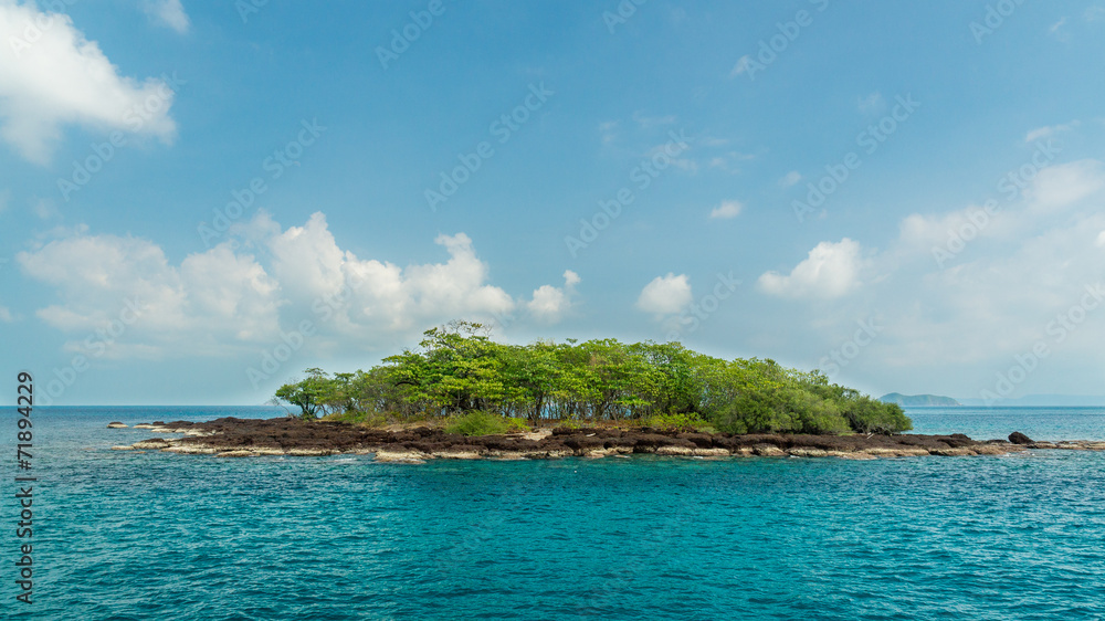 необитаемый тропический остров в океане
