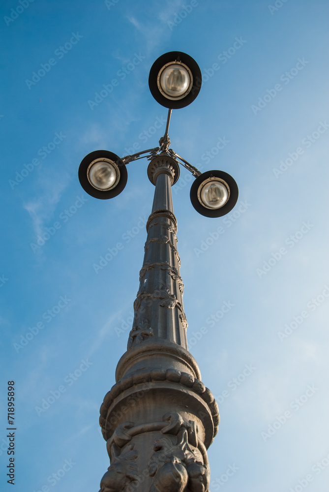 Lampione singolo, lanterna, illuminazione pubblica Lampione singolo, lanterna, illuminazione pubblica