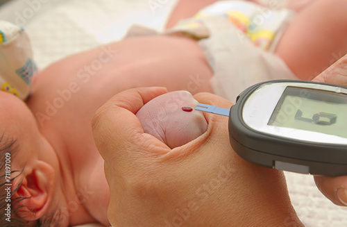Measure child glucose level blood test diabetes new born baby u