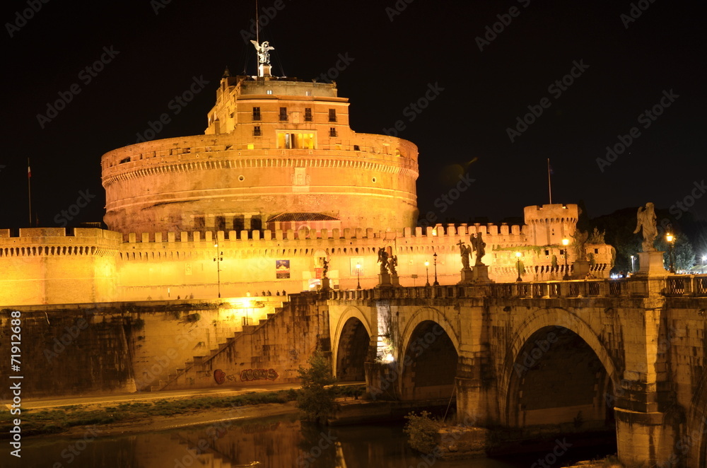 Majestatyczny zamek św. Anioła nocą w Rzymie, Włochy