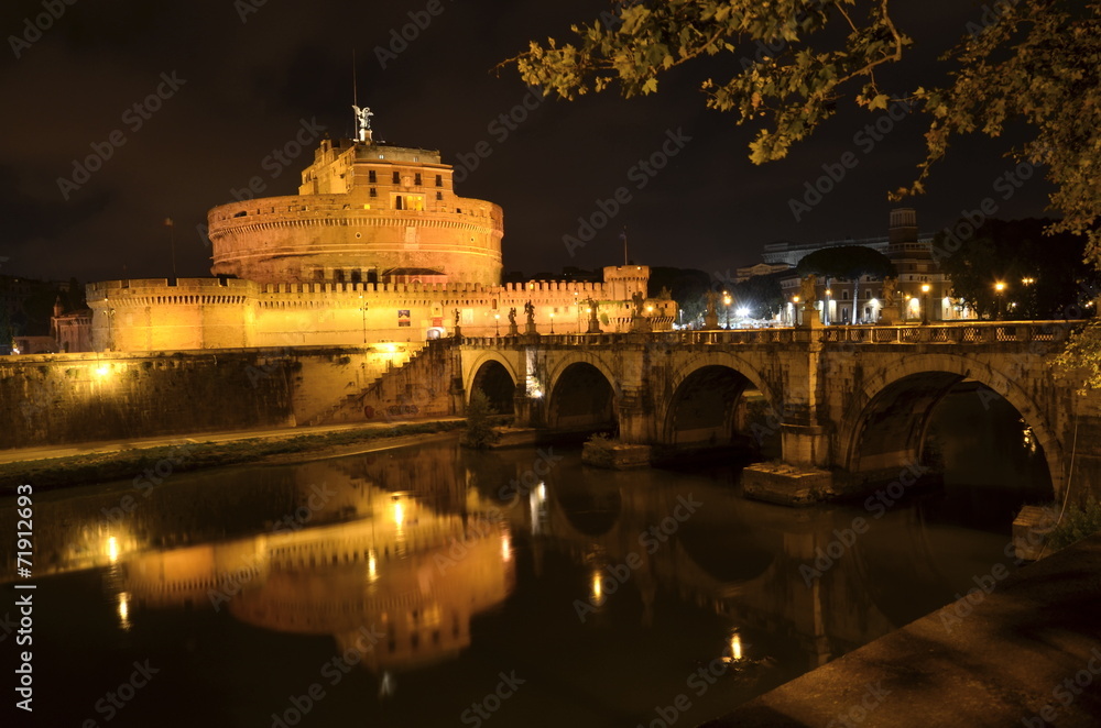 Majestatyczny zamek św. Anioła nocą w Rzymie, Włochy