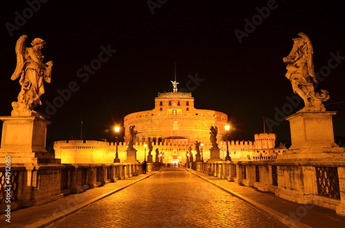 Majestatyczny zamek św. Anioła nocą w Rzymie, Włochy #71912685