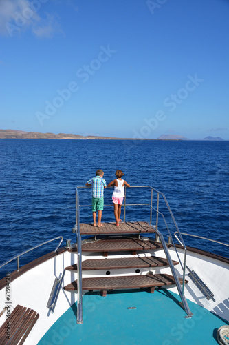 pareja de niños disfrutando de un crucero © uzkiland