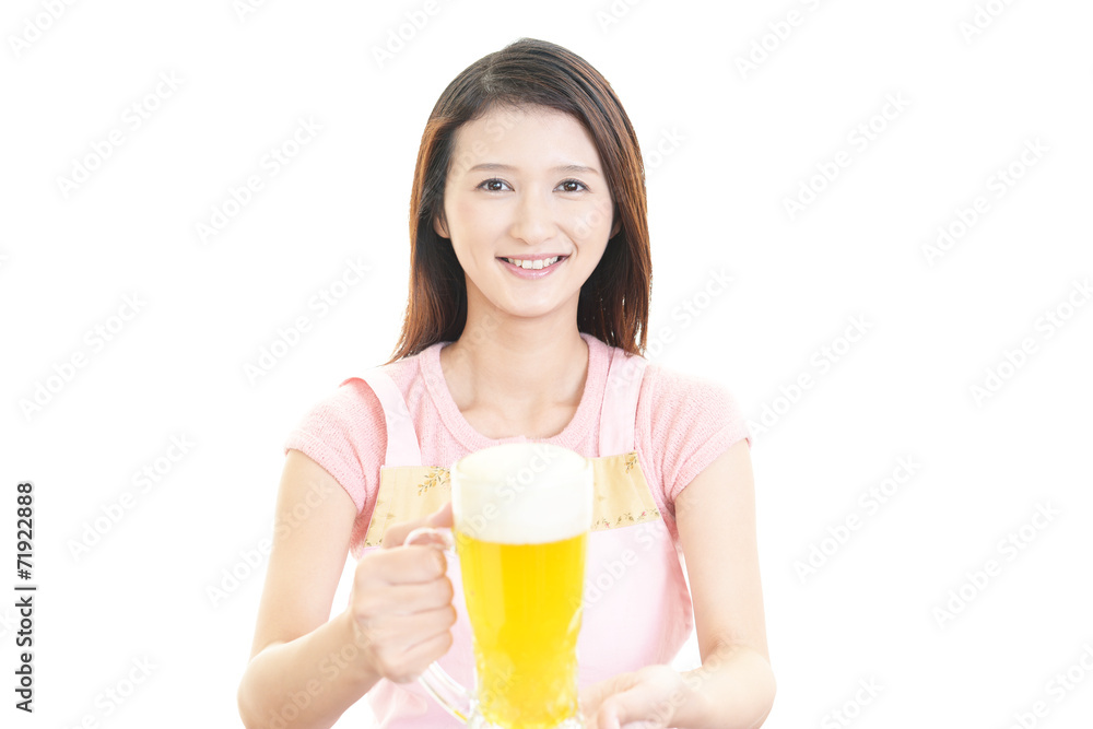 ビールを運ぶ笑顔の主婦 ビールを運ぶ笑顔の主婦