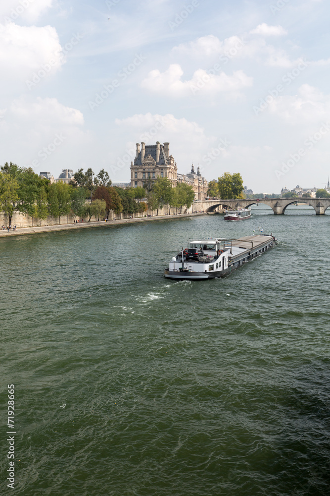 Naklejka premium Paris - the barge swimming with Seine toward the Royal Bridge