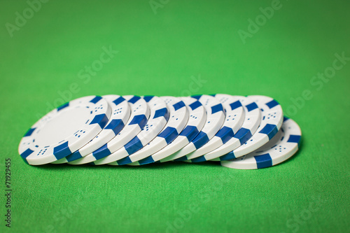 Cuadro en lienzo stack of poker chips on a green table