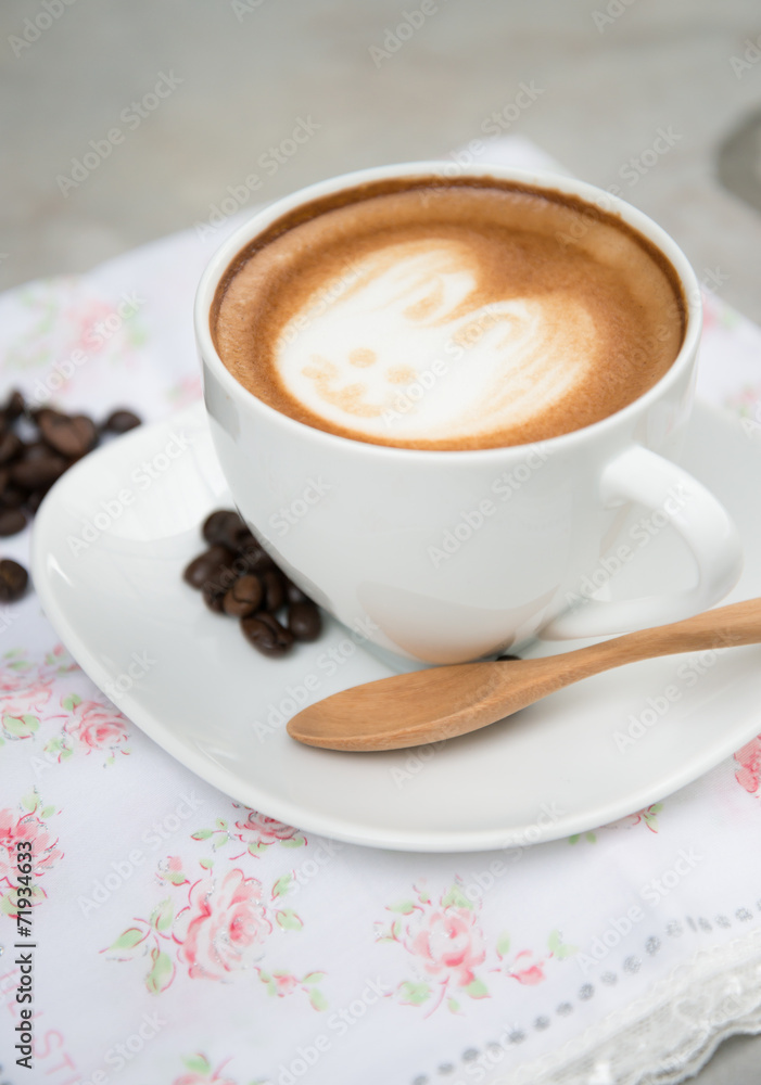 Obraz premium Latte Art coffee with coffee bean