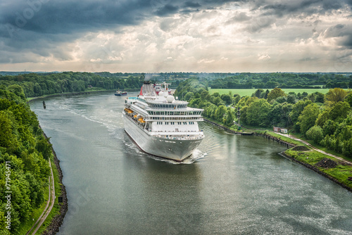 Passagierschiff auf dem Nordostseekanal